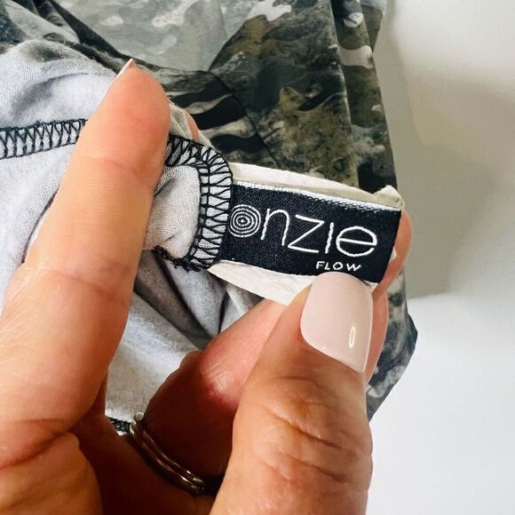 Onzie Flow Camouflage Green Gray Tank Top Open Back - Picture 4 of 8